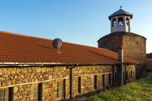Lesnovo Manastırı, Kuzey Makedonya - 21 Temmuz 2018: Kuzey Makedonya Cumhuriyeti,Lesnovo'lu Aziz Başmelek Michael ve Aziz Hermit Gabriel'in Lesnovo Manastırı'nın gün batımı manzarası
