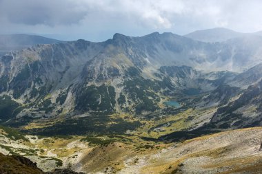 Musala zirvesi, Rila dağı, Bulgaristan'dan sisle kaplı tepelerin muhteşem panoramik manzarası