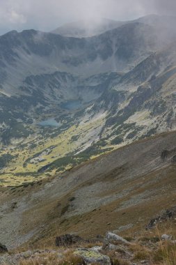 Musala zirvesi, Rila dağı, Bulgaristan'dan sisle kaplı tepelerin muhteşem panoramik manzarası