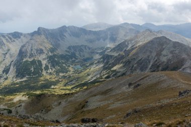 Musala zirvesi, Rila dağı, Bulgaristan'dan sisle kaplı tepelerin muhteşem panoramik manzarası