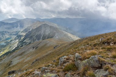Musala zirvesi, Rila dağı, Bulgaristan'dan sisle kaplı tepelerin muhteşem panoramik manzarası