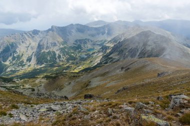 Musala zirvesi, Rila dağı, Bulgaristan'dan sisle kaplı tepelerin muhteşem panoramik manzarası