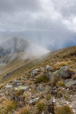 Musala zirvesi, Rila dağı, Bulgaristan'dan sisle kaplı tepelerin muhteşem panoramik manzarası