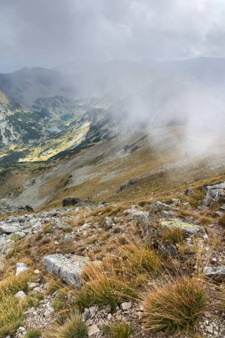 Musala zirvesi, Rila dağı, Bulgaristan'dan sisle kaplı tepelerin muhteşem panoramik manzarası