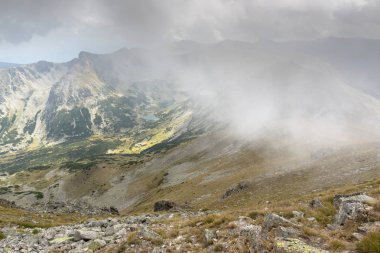 Musala zirvesi, Rila dağı, Bulgaristan'dan sisle kaplı tepelerin muhteşem panoramik manzarası