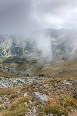 Musala zirvesi, Rila dağı, Bulgaristan'dan sisle kaplı tepelerin muhteşem panoramik manzarası