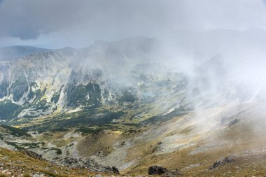 Musala zirvesi, Rila dağı, Bulgaristan'dan sisle kaplı tepelerin muhteşem panoramik manzarası