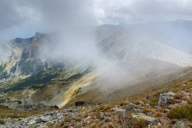Musala zirvesi, Rila dağı, Bulgaristan'dan sisle kaplı tepelerin muhteşem panoramik manzarası