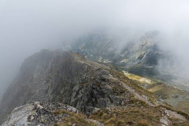 Musala zirvesi, Rila dağı, Bulgaristan'dan sisle kaplı tepelerin muhteşem panoramik manzarası