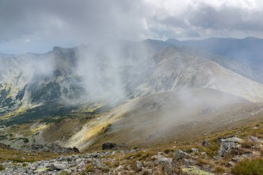 Musala zirvesi, Rila dağı, Bulgaristan'dan sisle kaplı tepelerin muhteşem panoramik manzarası