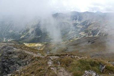 Musala zirvesi, Rila dağı, Bulgaristan'dan sisle kaplı tepelerin muhteşem panoramik manzarası