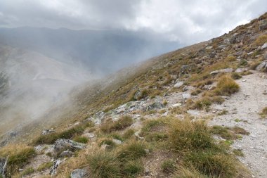 Musala zirvesi, Rila dağı, Bulgaristan'dan sisle kaplı tepelerin muhteşem panoramik manzarası