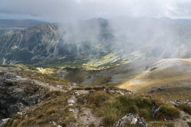 Musala zirvesi, Rila dağı, Bulgaristan'dan sisle kaplı tepelerin muhteşem panoramik manzarası
