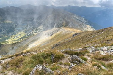 Musala zirvesi, Rila dağı, Bulgaristan'dan sisle kaplı tepelerin muhteşem panoramik manzarası