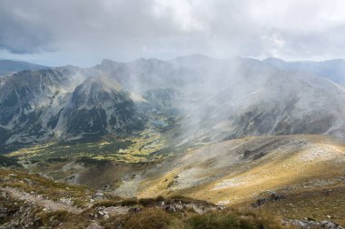 Musala zirvesi, Rila dağı, Bulgaristan'dan sisle kaplı tepelerin muhteşem panoramik manzarası
