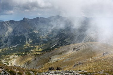 Musala zirvesi, Rila dağı, Bulgaristan'dan sisle kaplı tepelerin muhteşem panoramik manzarası