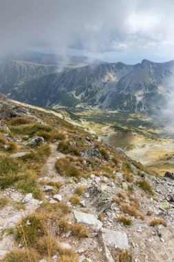 Musala zirvesi, Rila dağı, Bulgaristan'dan sisle kaplı tepelerin muhteşem panoramik manzarası