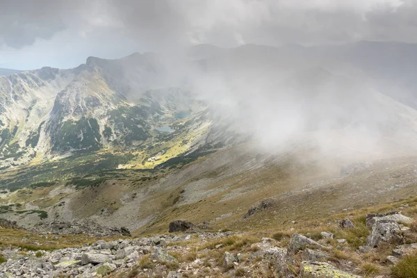 Amazing Panoramiczny Widok Wzgórza Pokryte Mgłą Musala Szczyt Rila Góry — Zdjęcie stockowe