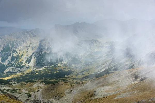 Εκπληκτική Πανοραμική Θέα Στους Λόφους Που Καλύπτονται Από Ομίχλη Από — Φωτογραφία Αρχείου