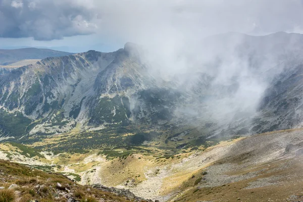 Incrível Vista Panorâmica Colinas Cobertas Com Nevoeiro Musala Pico Rila — Fotografia de Stock