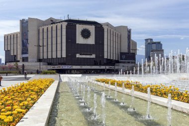 Sofya, Bulgaristan -21 Nisan 2019: Ulusal Kültür Sarayı önünde çiçek bahçesinin bahar manzarası, Bulgaristan