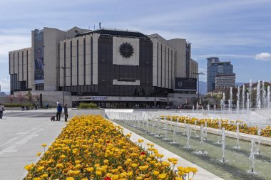 Sofya, Bulgaristan -21 Nisan 2019: Ulusal Kültür Sarayı önünde çiçek bahçesinin bahar manzarası, Bulgaristan