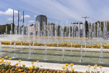 Sofya, Bulgaristan -21 Nisan 2019: Ulusal Kültür Sarayı önünde çiçek bahçesinin bahar manzarası, Bulgaristan