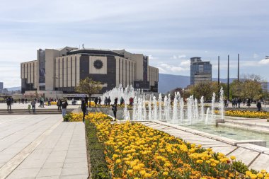 Sofya, Bulgaristan -21 Nisan 2019: Ulusal Kültür Sarayı önünde çiçek bahçesinin bahar manzarası, Bulgaristan