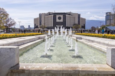 Sofya, Bulgaristan -21 Nisan 2019: Ulusal Kültür Sarayı önünde çiçek bahçesinin bahar manzarası, Bulgaristan
