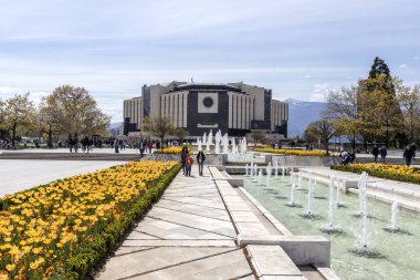 Sofya, Bulgaristan -21 Nisan 2019: Ulusal Kültür Sarayı önünde çiçek bahçesinin bahar manzarası, Bulgaristan