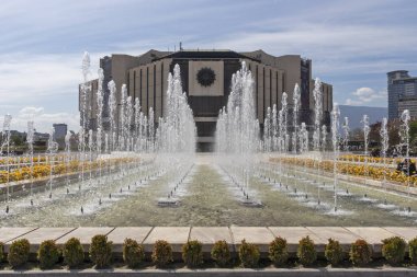 Sofya, Bulgaristan -21 Nisan 2019: Ulusal Kültür Sarayı önünde çiçek bahçesinin bahar manzarası, Bulgaristan