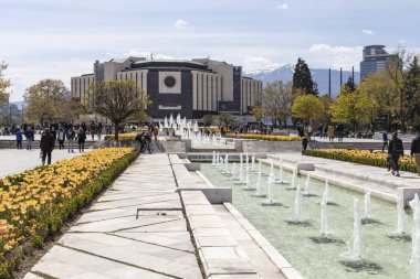 Sofya, Bulgaristan -21 Nisan 2019: Ulusal Kültür Sarayı önünde çiçek bahçesinin bahar manzarası, Bulgaristan