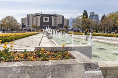 Sofya, Bulgaristan -21 Nisan 2019: Ulusal Kültür Sarayı önünde çiçek bahçesinin bahar manzarası, Bulgaristan