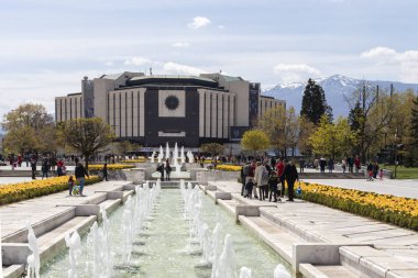 Sofya, Bulgaristan -21 Nisan 2019: Ulusal Kültür Sarayı önünde çiçek bahçesinin bahar manzarası, Bulgaristan
