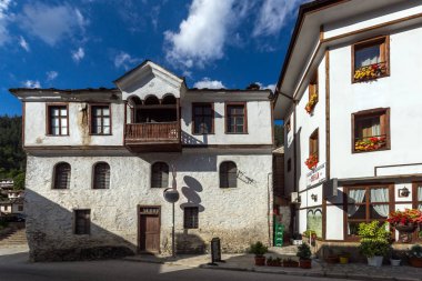 Shiroka Laka, Bulgaristan - 14 Ağustos 2018: Tarihi Shiroka Laka kasabasında on dokuzuncu yüzyıl evleri, Smolyan Bölgesi, Bulgaristan