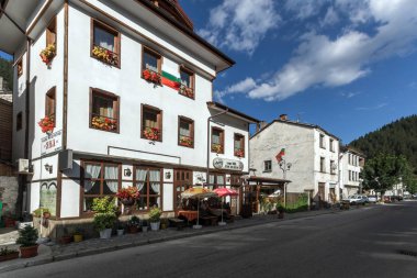 Shiroka Laka, Bulgaristan - 14 Ağustos 2018: Tarihi Shiroka Laka kasabasında on dokuzuncu yüzyıl evleri, Smolyan Bölgesi, Bulgaristan