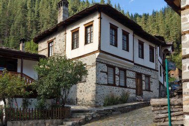 Shiroka Laka, Bulgaristan - 14 Ağustos 2018: Tarihi Shiroka Laka kasabasında on dokuzuncu yüzyıl evleri, Smolyan Bölgesi, Bulgaristan