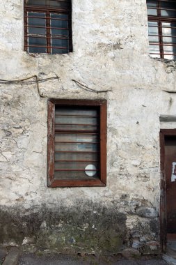 Shiroka Laka, Bulgaristan - 14 Ağustos 2018: Tarihi Shiroka Laka kasabasında on dokuzuncu yüzyıl evleri, Smolyan Bölgesi, Bulgaristan