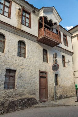 Shiroka Laka, Bulgaristan - 14 Ağustos 2018: Tarihi Shiroka Laka kasabasında on dokuzuncu yüzyıl evleri, Smolyan Bölgesi, Bulgaristan