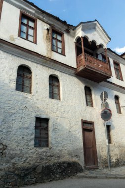 Shiroka Laka, Bulgaristan - 14 Ağustos 2018: Tarihi Shiroka Laka kasabasında on dokuzuncu yüzyıl evleri, Smolyan Bölgesi, Bulgaristan