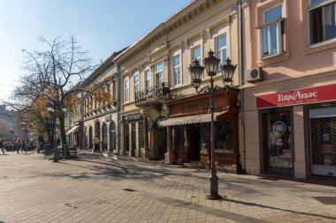 Novi Sad, Vojvodina, Sırbistan-11 Kasım 2018: Novi Sad şehir merkezinde tipik binalar, Vojvodina, Sırbistan