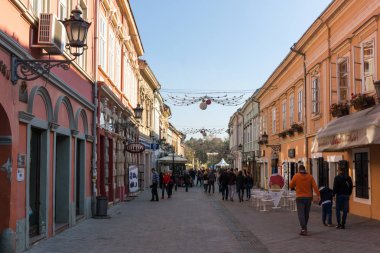 Novi Sad, Vojvodina, Sırbistan-11 Kasım 2018: Novi Sad şehir merkezinde tipik binalar, Vojvodina, Sırbistan