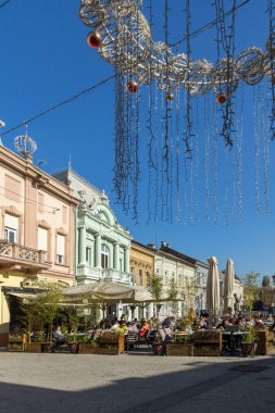 Novi Sad, Vojvodina, Sırbistan-11 Kasım 2018: Novi Sad şehir merkezinde tipik binalar, Vojvodina, Sırbistan