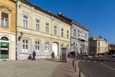 Novi Sad, Vojvodina, Sırbistan-11 Kasım 2018: Novi Sad şehir merkezinde tipik binalar, Vojvodina, Sırbistan