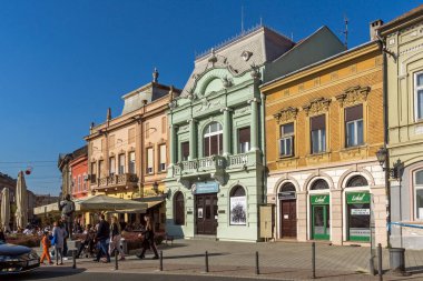 Novi Sad, Vojvodina, Sırbistan-11 Kasım 2018: Novi Sad şehir merkezinde tipik binalar, Vojvodina, Sırbistan