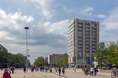 Silistre, Bulgaristan - 1 Mayıs 2008: Dobrich şehir merkezinde bina ve sokak, Bulgaristan