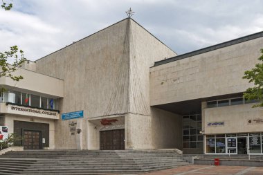 Silistre, Bulgaristan - 1 Mayıs 2008: Dobrich şehir merkezinde bina ve sokak, Bulgaristan