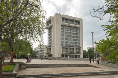 Silistre, Bulgaristan - 1 Mayıs 2008: Dobrich şehir merkezinde bina ve sokak, Bulgaristan