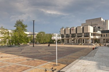 Silistre, Bulgaristan - 1 Mayıs 2008: Dobrich şehir merkezinde bina ve sokak, Bulgaristan