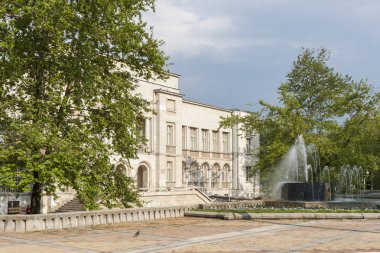 Silistre, Bulgaristan - 1 Mayıs 2008: Dobrich şehir merkezinde bina ve sokak, Bulgaristan